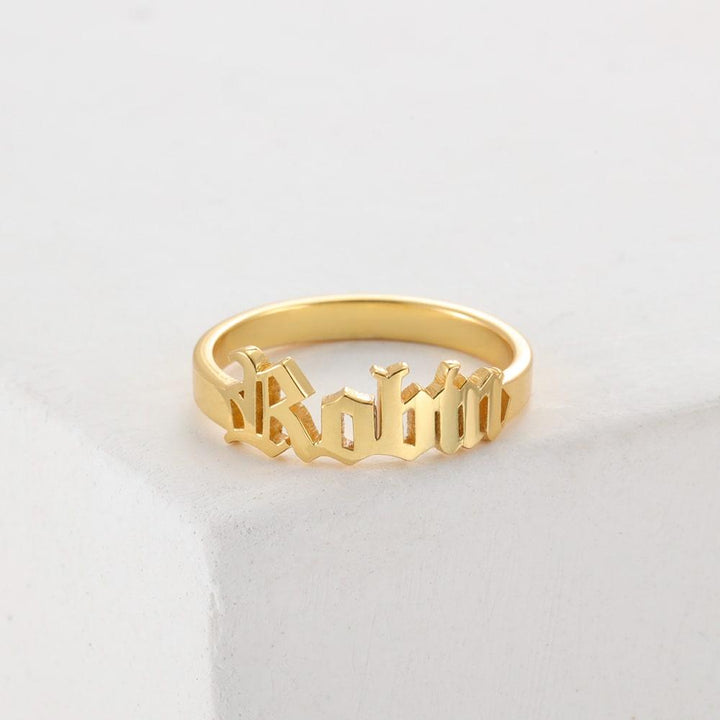 Old English Name Ring - Herzschmuck